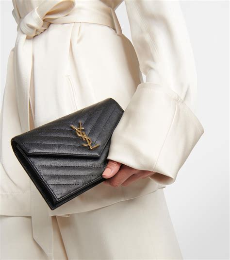 cassandre matelassé envelope chain wallet